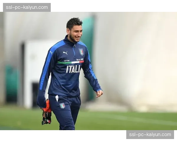 特写：巴黎门将多纳鲁马在赛后与队友复盘防守定位球站位