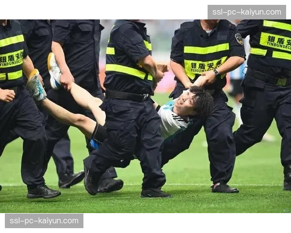 球迷冲入场内导致比赛中断，安保人员迅速处理