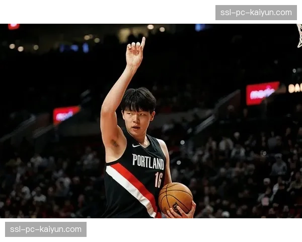 特写：杨瀚森季后赛首秀砍下两双，赛后与对手外援交换球衣